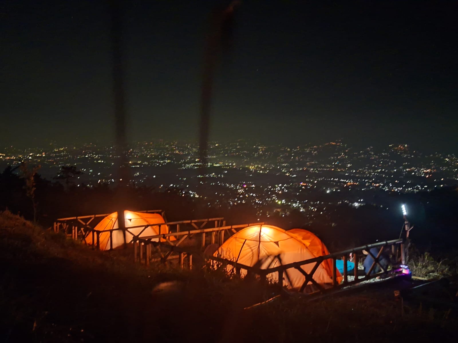 Tenda menghadap citylight